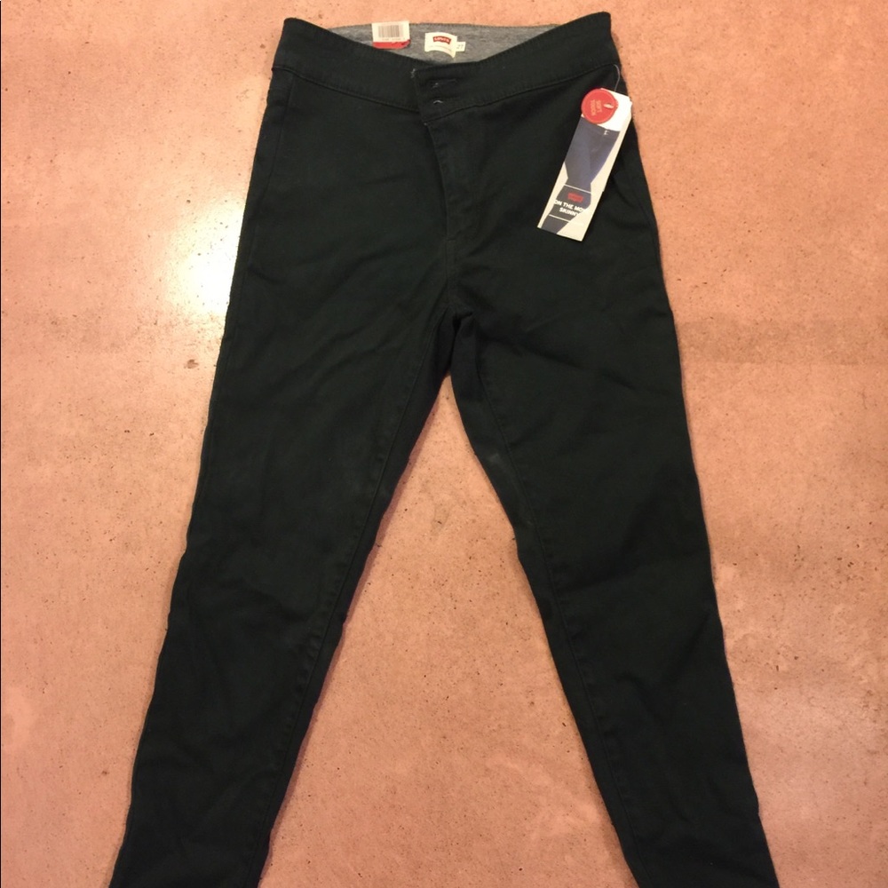 Dark green Levi’s skinny begging. Size 27.